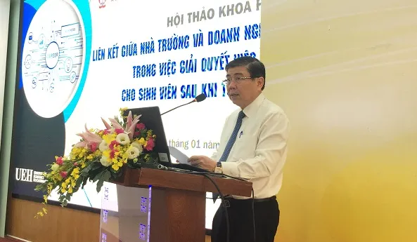Chủ tịch UBND Thành phố Nguyễn Thành Phong phát biểu tại hội thảo Liên kết giữa nhà trường và doanh nghiệp trong việc giải quyết việc làm cho sinh viên sau khi tốt nghiệp