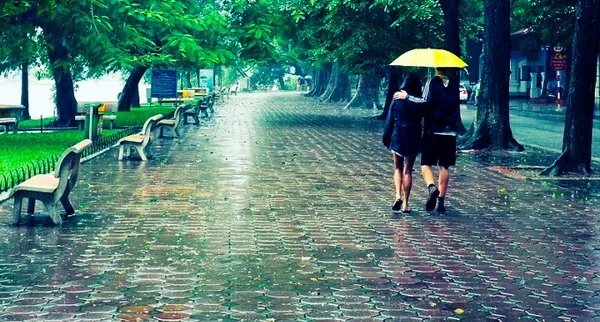 Đi bộ dưới mưa