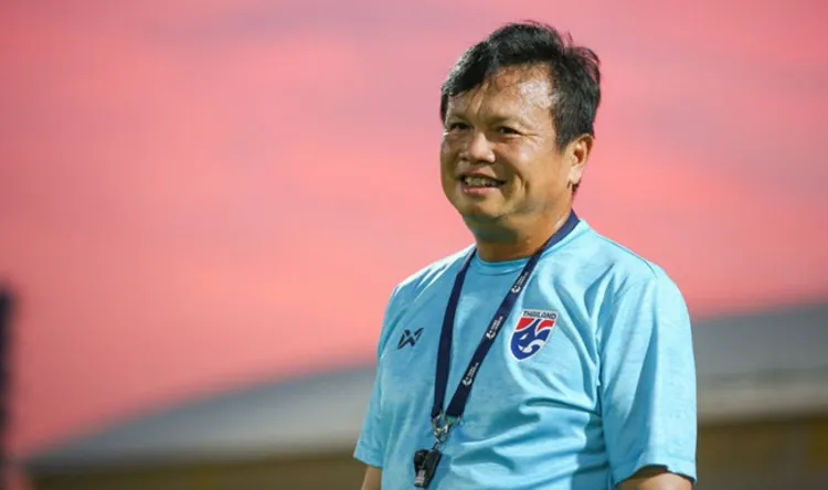 HLV tạm quyền Sirisak Yodyathai gửi lời cảm ơn tới LĐBD Thái Lan và các cầu thủ sau trận thắng Bahrain 