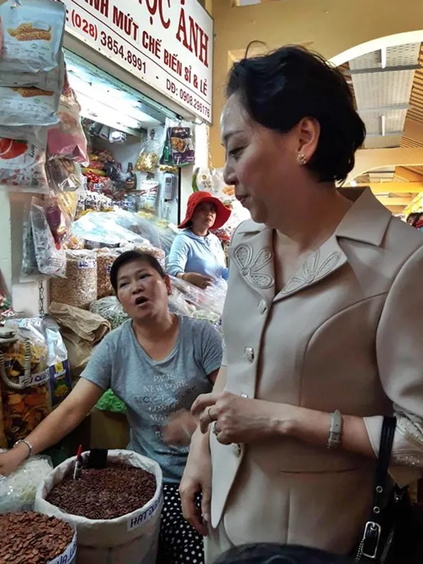 Bà Lan kiểm tra tiểu thương kinh doanh tại chợ Bình Tây