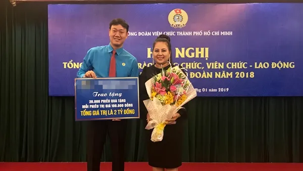 Đại diện doanh nghiệp trao tặng 20000 phiếu quà tặng chương trình phúc lợi CCVCLĐ 2019. 