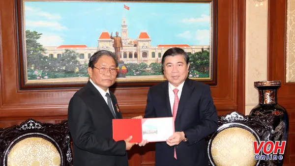 Chủ tịch UBNDTP Nguyễn Thành Phong trao huy hiệu TPHCM cho ông Tổng lãnh sự Lào tại TPHCM