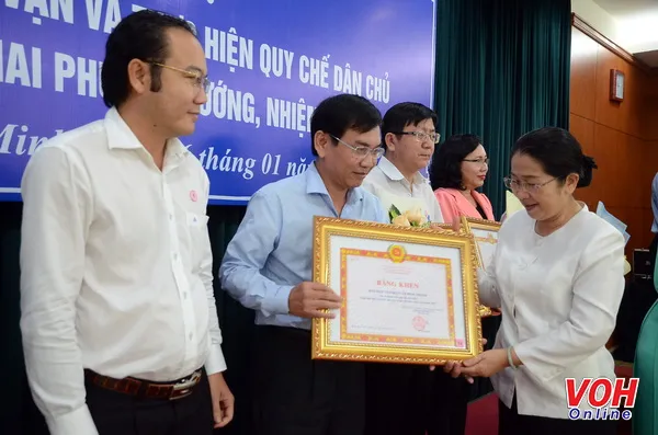 Phó Bí thư Thành ủy Võ Thị Dung trao Bằng khen cho các tập thể.