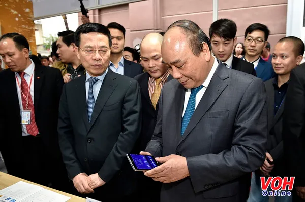 Thủ tướng thăm gian triển lãm điện thoại thông minh của Vingroup.