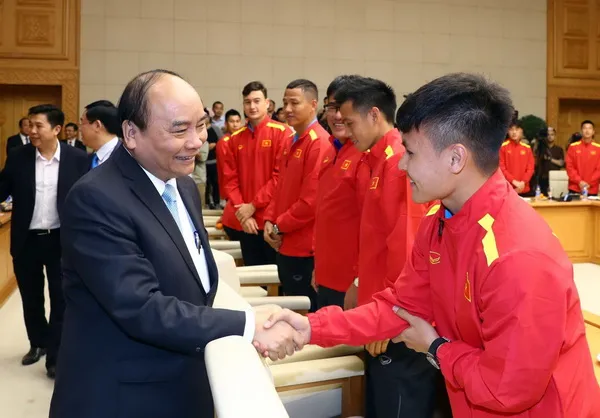 Thủ tướng Nguyễn Xuân Phúc bắt tay chúc mừng các cầu thủ trong buổi gặp mặt Đội tuyển Bóng đá Việt Nam