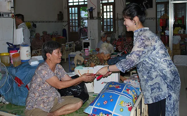 Bà Chu Duyệt Phấn đại diện tập đoàn Vạn Thịnh Phát trao quà tết cho người già neo đơn tại viện dưỡng lão Tụ Quần Cư Quận 11.