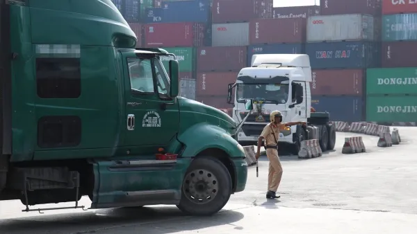 Lực lượng chức năng kiểm tra chất kích thích đối với tài xế xe container, xe đầu kéo ở cảng Cát Lái, quận 2.