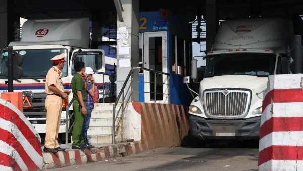 Lực lượng chức năng kiểm tra chất kích thích đối với tài xế xe container, xe đầu kéo ở cảng Cát Lái, quận 2.