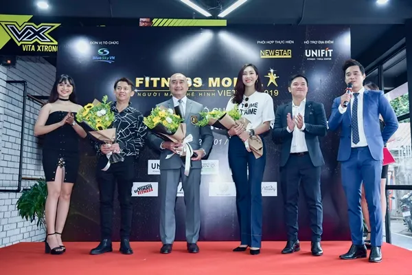Từ trái sang đạo diễn thời trang Tạ Nguyên Phúc, Huỳnh Ngọc Minh - Chủ tịch LĐ Cử Tạ Thể hình TPHCM, hoa hậu Trương Diệu Ngọc là các thành viên BGK được hé lộ. 