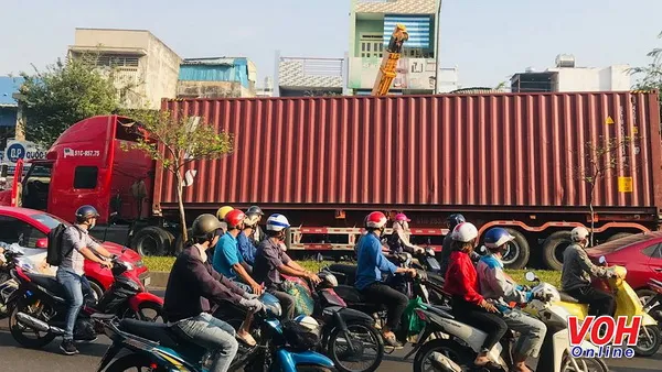 Xe container leo dải phân cách trên đường Hồng Bàng