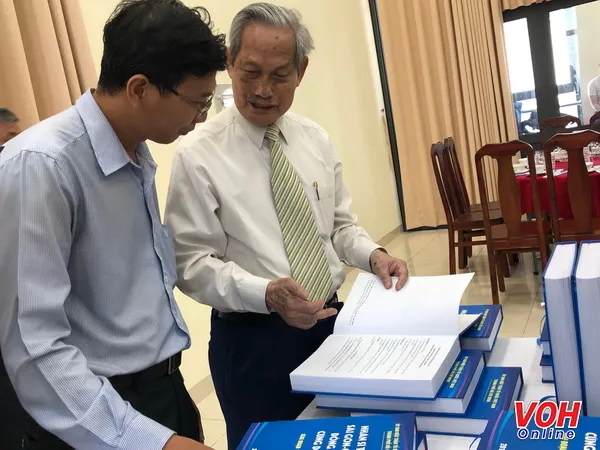 Ông Nguyễn Trọng Xuất - chủ nhiệm CLB Truyền thống kháng chiến TPHCM – chủ biên Bộ sách giới thiệu về cuốn sách sử cho các khách mời.