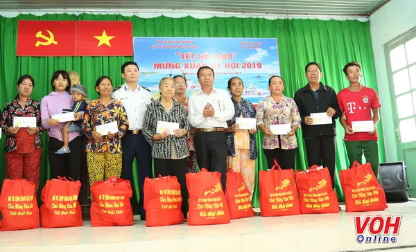 Thiếu tướng Doãn Bảo Quyết Phó Chính ủy Cảnh sátbiển trao quà cho gia đình chính sách, ngư dân có hoàn cảnh khó khăn trên địa bàn xã Thạnh An, huyên Cần Giờ - TPHCM