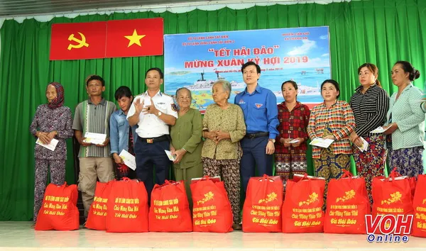 Đại tá Đỗ Hồng Đó, Chính ủy BTL Vùng CSB 3 trao quà cho gia đìn ngư dân xã Thạnh An, huyện Cần Giờ TPHCM