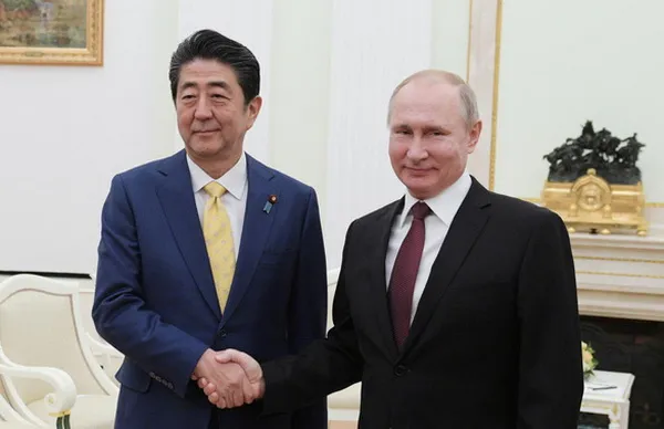Thủ tướng Nhật Bản Shinzo Abe (trái) bắt tay với Tổng thống Nga Vladimir Putin trong cuộc gặp ở Điện Kremlin ngày 22/1