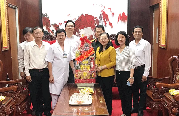 Trưởng Ban Tổ chức Thành ủy Nguyễn Thị Lệ đi thăm các đơn vị nhân dịp Tết