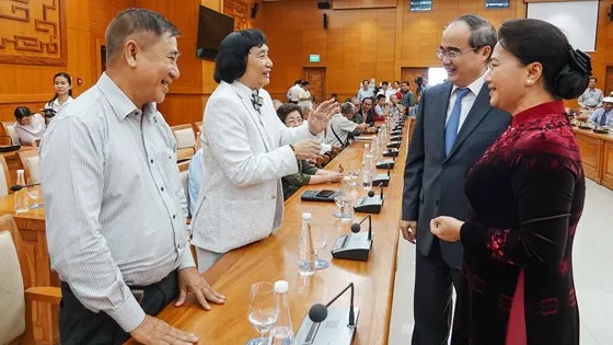 Chủ tịch Quốc hội Nguyễn Thị Kim Ngân gặp gỡ đại biểu văn nghệ sĩ Xuân Kỷ Hợi