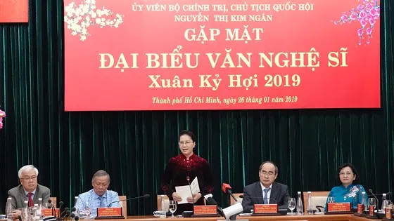 Chủ tịch Quốc hội Nguyễn Thị Kim Ngân gặp gỡ đại biểu văn nghệ sĩ Xuân Kỷ Hợi