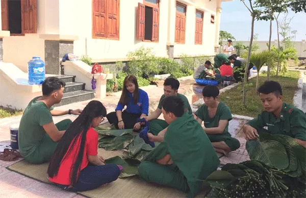 Sinh viên tham gia hoạt động chăm lo tết vùng biên giới