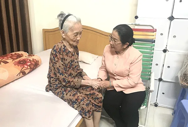 Phó Bí thư Thành ủy Võ Thị Dung thăm gia đình có công tại quận Phú Nhuận