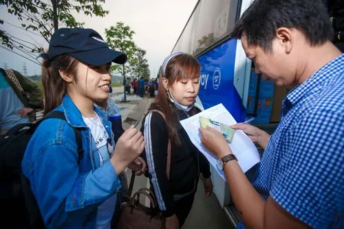 Dịp tết này, hơn 66.000 công nhân được tặng vé xe về quê đón tết cùng gia đình. Ảnh minh họa: NLD
