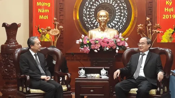 Bí thư Thành ủy TPHCM Nguyễn Thiện Nhân (phải) tiếp Tân Đại sứ Trung Quốc Hùng Ba. 