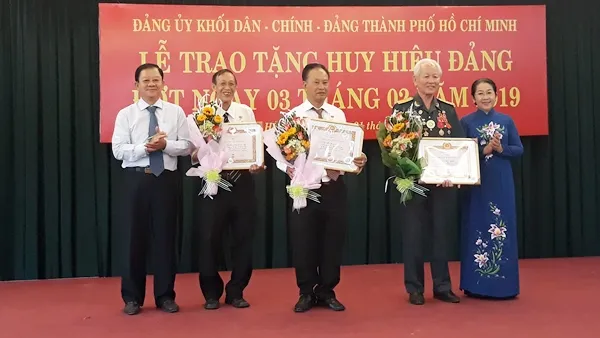 Bà Võ Thị Dung - Phó Bí thư Thành ủy và ông Dương Công Khanh - Bí thư Đảng ủy Khối Dân - Chính - Đảng TPHCM trao huy hiệu Đảng cho các đảng viên 55 năm tuổi đảng. 