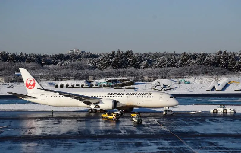 Chiếc máy bay của hãng JAL đã gặp sự cố trượt khỏi đường băng do tuyết tại sân bay Narita.