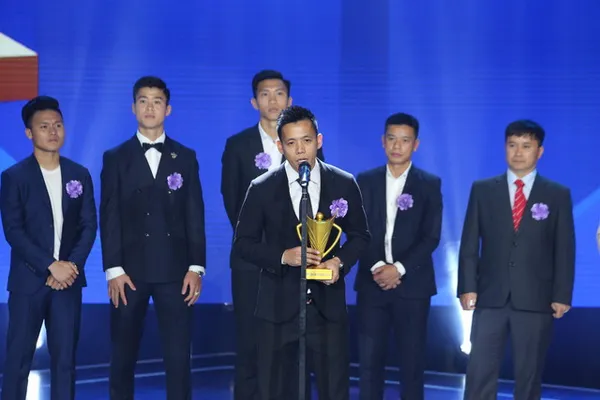 Đội tuyển bóng đá nam quốc gia nhận giải thưởng Đội tuyển của năm