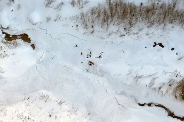 Hàng loạt trận lở tuyết trên dãy Alps hồi cuối tuần đã khiến ít nhất 10 người chết.