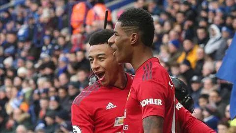 Carragher khuyên MU không cần mua thêm tiền đạo