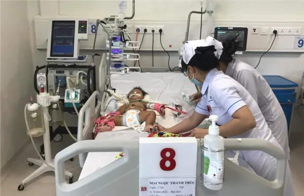 Trẻ sơ sinh sanh non cực nhẹ cân đang được điều trị và chăm sóc tại khoa Hồi sức sơ sinh, BV Nhi đồng Thành phố. 