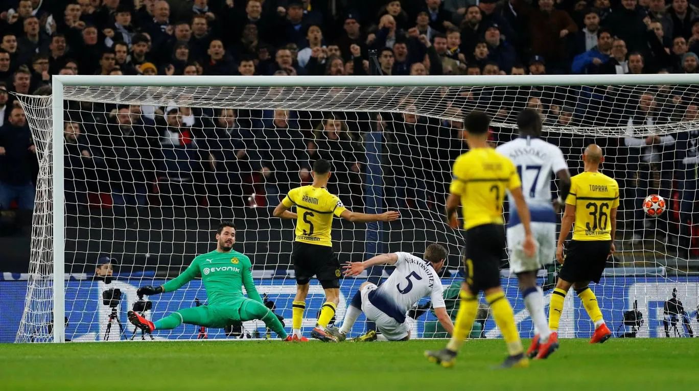 Vertonghen đánh bại thủ môn Roman Buerki của Dortmund - ấn định chiến thắng 3-0 cho Tottenham trận lượt đi vòng 1/8 Cup C1 - Champions League.