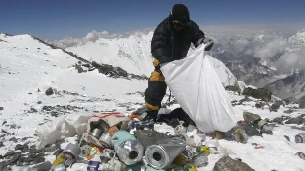 Trung Quốc đóng cửa du lịch núi Everest vì ô nhiễm 