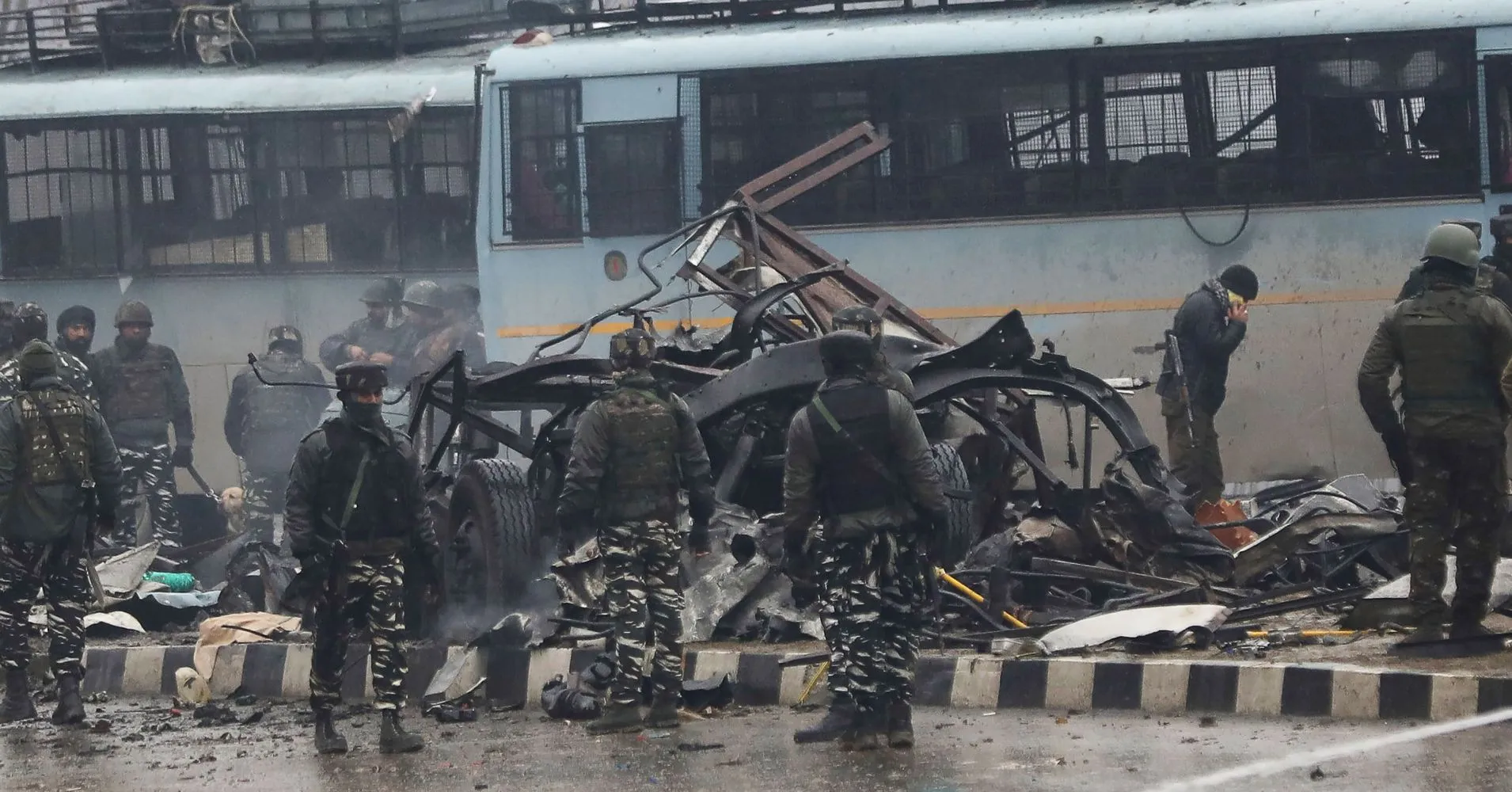 Hiện trường vụ đánh bom khiến 44 binh sĩ Ấn Độ tại Kashmir thiệt mạng.