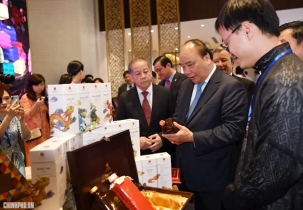 Thủ tướng thăm một số gian hàng trưng bày trong khuôn khổ hoạt động của sự kiện. Ảnh: VGP/Quang Hiếu