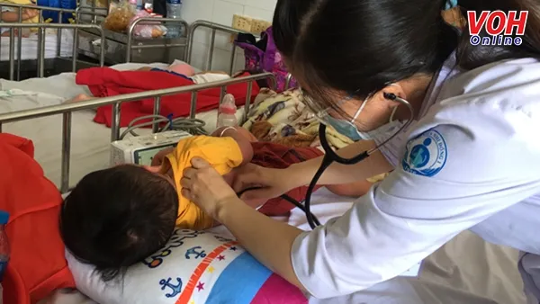 Bác sỹ thăm khám cho trẻ em mắc bệnh sởi tại Bệnh viện Nhi Đồng 1. 