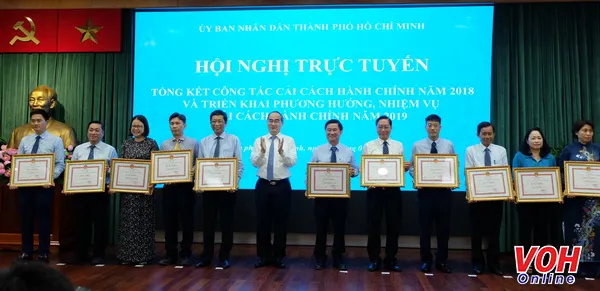 Bí thư Thành ủy trao tặng bằng khen cho các đơn vị CCHC xuất sắc 