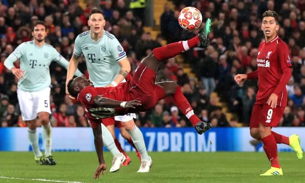 Tiền đạo Sadio Mane tung người móc bóng nhưng không thành bàn trận Liverpool vs Bayern Munich tại lượt đi vòng 1/8 Cup C1 - Champions League 2018-2019.