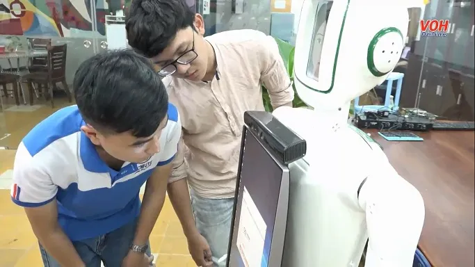 Sinh viên Đại học Sư phạm Kỹ thuật TPHCM chế tạo robot dịch vụ - ứng dụng hiệu quả vào cuộc sống