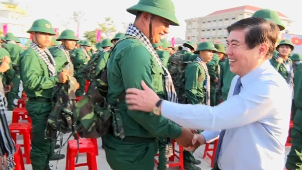 Ông Nguyễn Thành Phong - Chủ tịch UBND TPHCM động viên những người lính trẻ. 