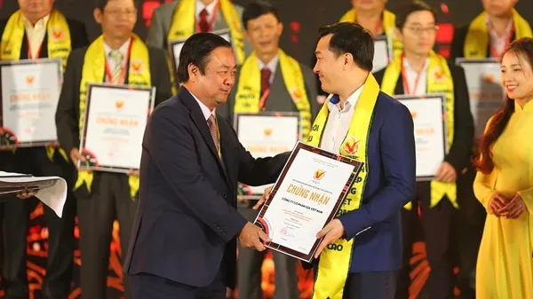 Ông Đỗ Thanh Tuấn – Giám đốc Đối Ngoại - đại diện công ty Vinamilk nhận giải thưởng.