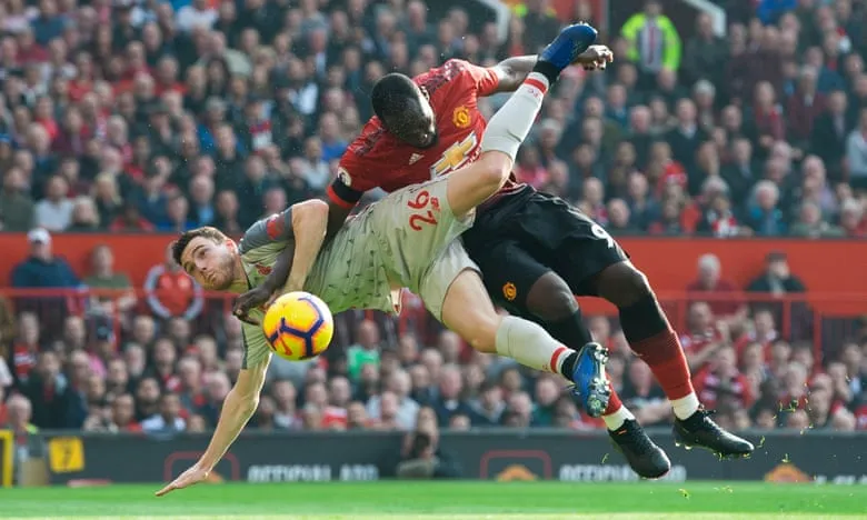 Pha tranh bóng giữa cầu thủ MU và Liverpool trong cuộc so tài tại ngoại hạng Anh - vòng 27 vào tối 24/2/2019.
