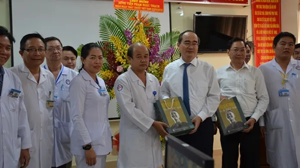 Bí thư Thành ủy Nguyễn Thiện Nhân đã đến thăm đội ngũ cán bộ, nhân viên y tế BV Phạm Ngọc Thạch.
