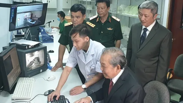 Phó Thủ tướng thường trực Trương Hòa Bình thăm Bệnh viện Quân y 175