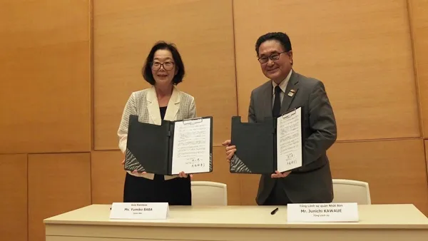 Ông Kawaue Jun-Ichi - Tổng Lãnh sự Nhật Bản tại TPHCM kí kết với bà Baba Yumiko – Giám đốc tổ chức Asia Rainbow.