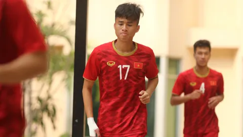 Phan Thanh Hậu gặp chấn thương khó ra sân ở trận gặp Campuchia