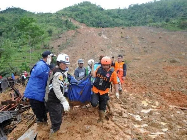 Sập hầm mỏ tại Indonesia