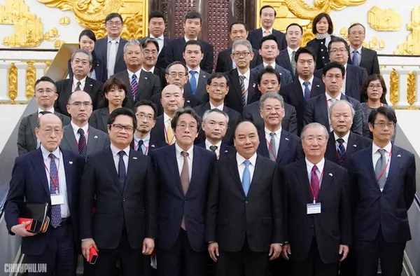 Thủ tướng chụp hình cùng các doanh nghiệp thuộc Ủy ban Hợp tác Kinh tế Nhật Bản-Mekong thuộc Phòng Thương mại và Công nghiệp Nhật Bản (JCCI).