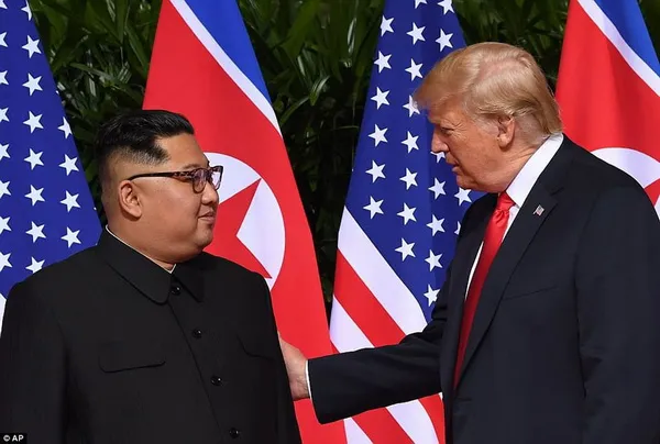 Tổng thống Mỹ Donald Trump (phải) và nhà lãnh đạo Triều Tiên Kim Jong-un.