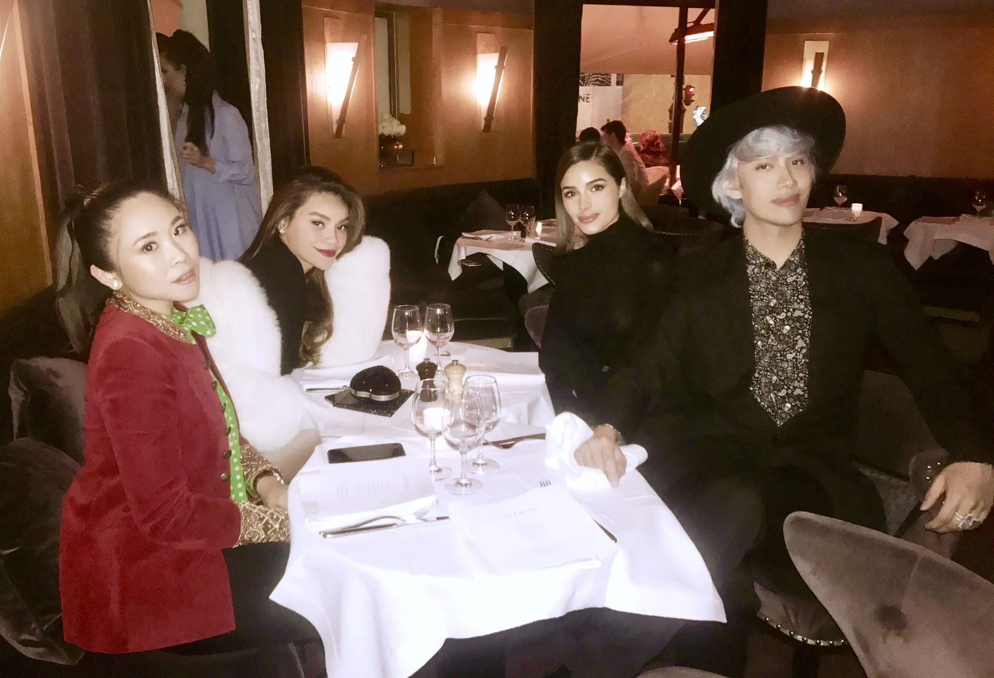 Hồ Ngọc Hà diện áo lông 300 triệu, ăn tối cùng Hoa Hậu Hoàn Vũ tại Paris